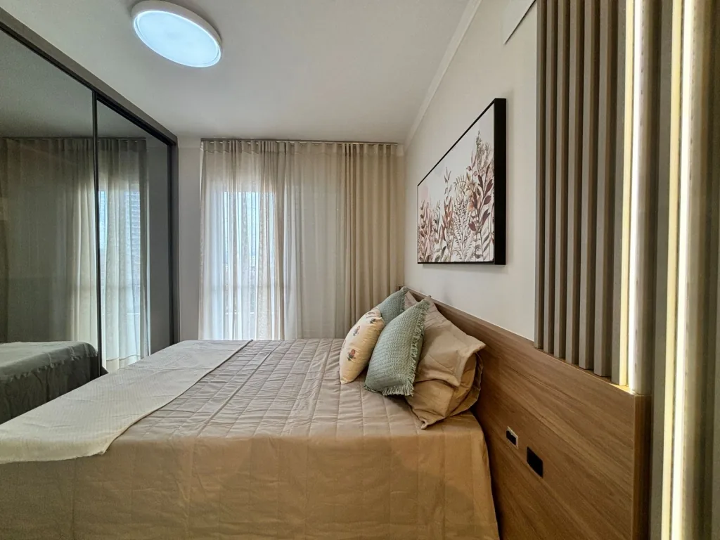 Dormitório de apartamento decorado com cama de casal
