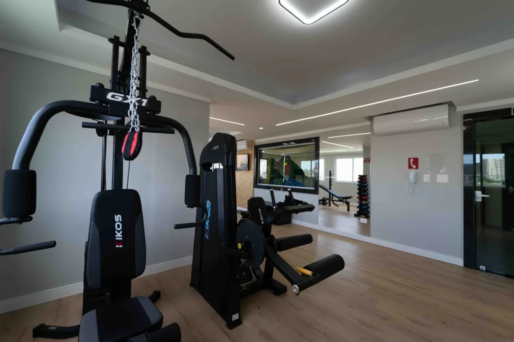 Espaço fitness do condomínio equipado com aparelhos de musculação