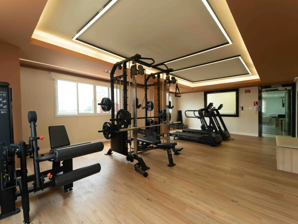 Espaço fitness do condomínio com aparelhos de musculação