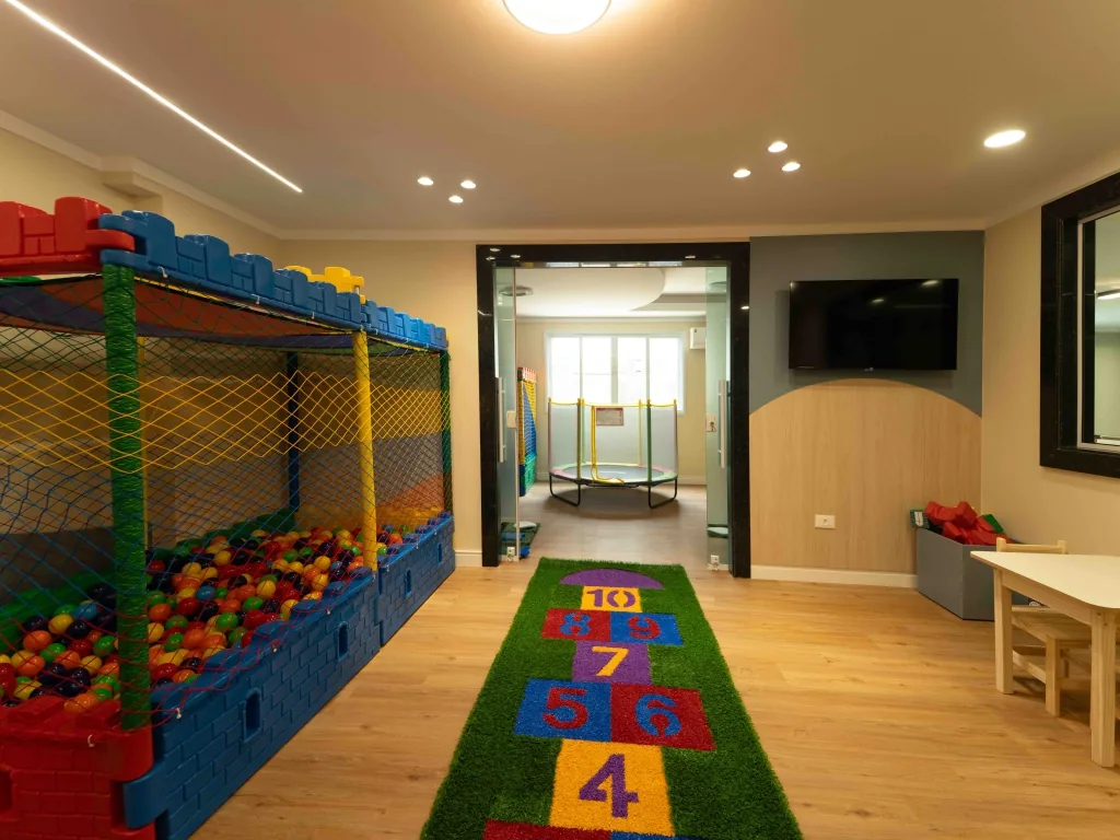 Brinquedoteca do condomínio com piscina de bolinhas e piso lúdico