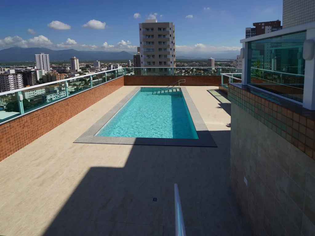 Piscina descoberta no terraço do condomínio