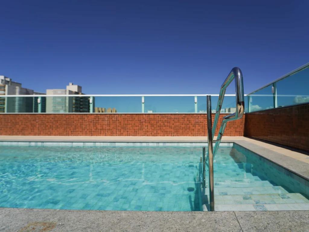Piscina do condomínio no terraço, com vista para o mar